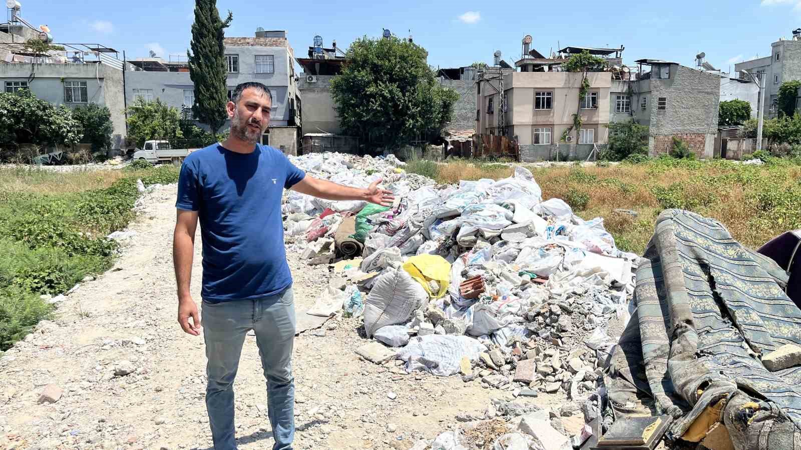 Mahalle arasındaki arsa çöplüğe döndü, vatandaşlar tepki gösterdi