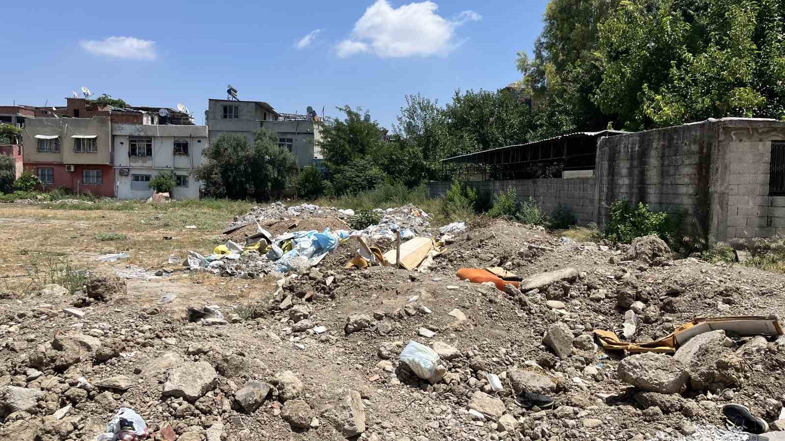 Mahalle arasındaki arsa çöplüğe döndü, vatandaşlar tepki gösterdi