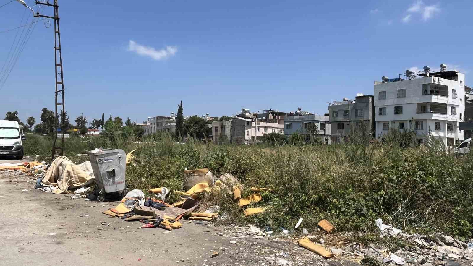 Mahalle arasındaki arsa çöplüğe döndü, vatandaşlar tepki gösterdi