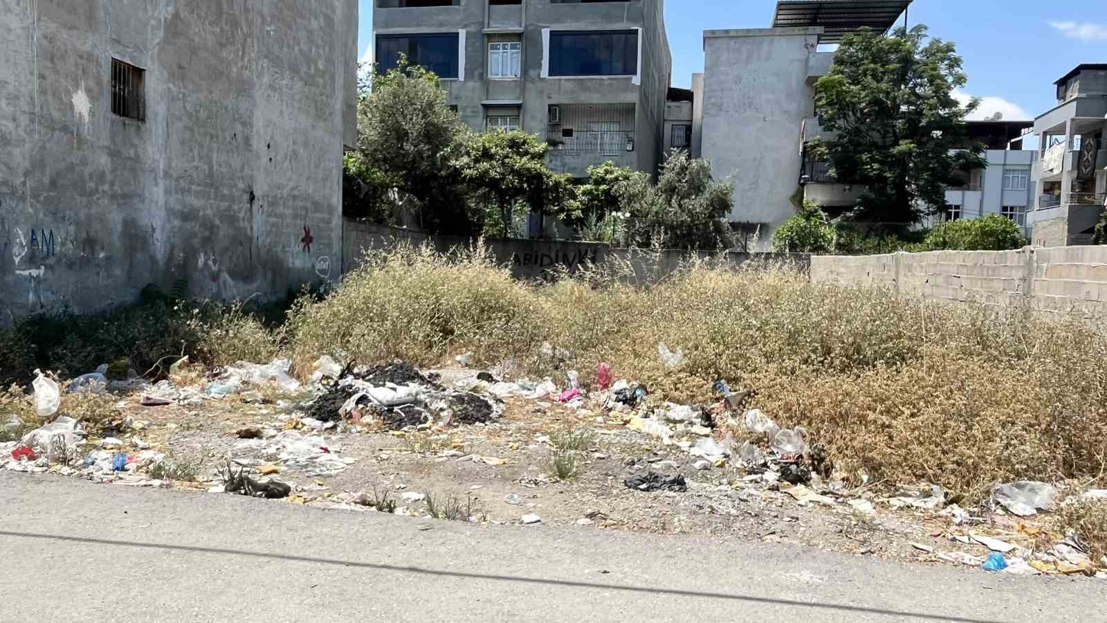 Mahalle arasındaki arsa çöplüğe döndü, vatandaşlar tepki gösterdi