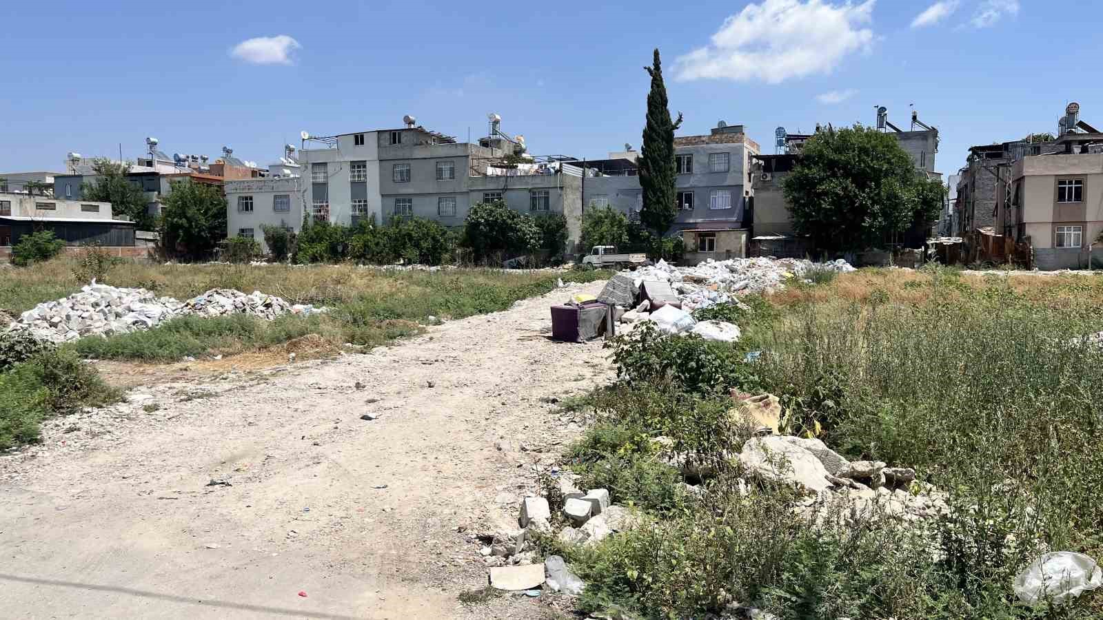 Mahalle arasındaki arsa çöplüğe döndü, vatandaşlar tepki gösterdi
