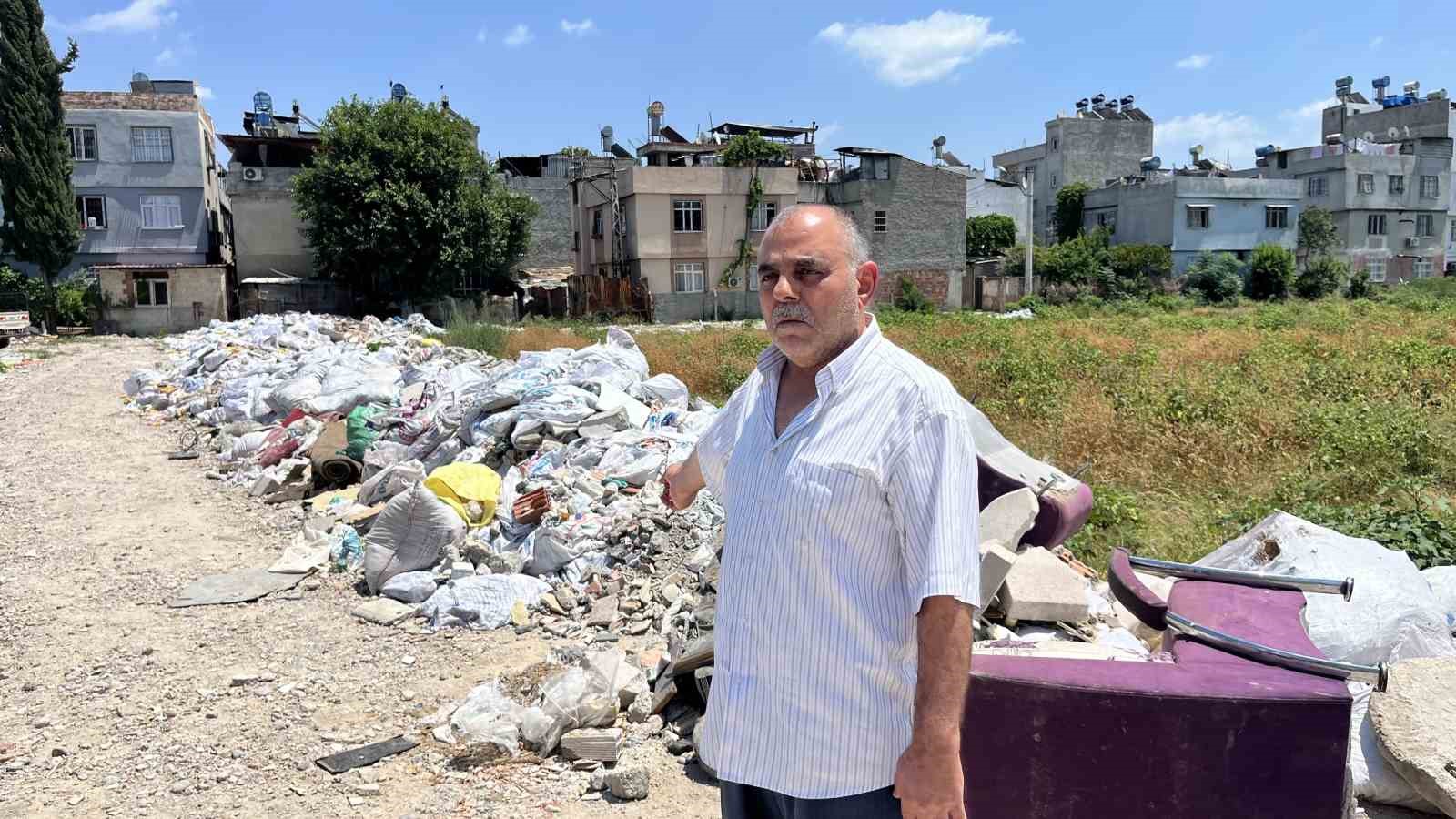 Mahalle arasındaki arsa çöplüğe döndü, vatandaşlar tepki gösterdi