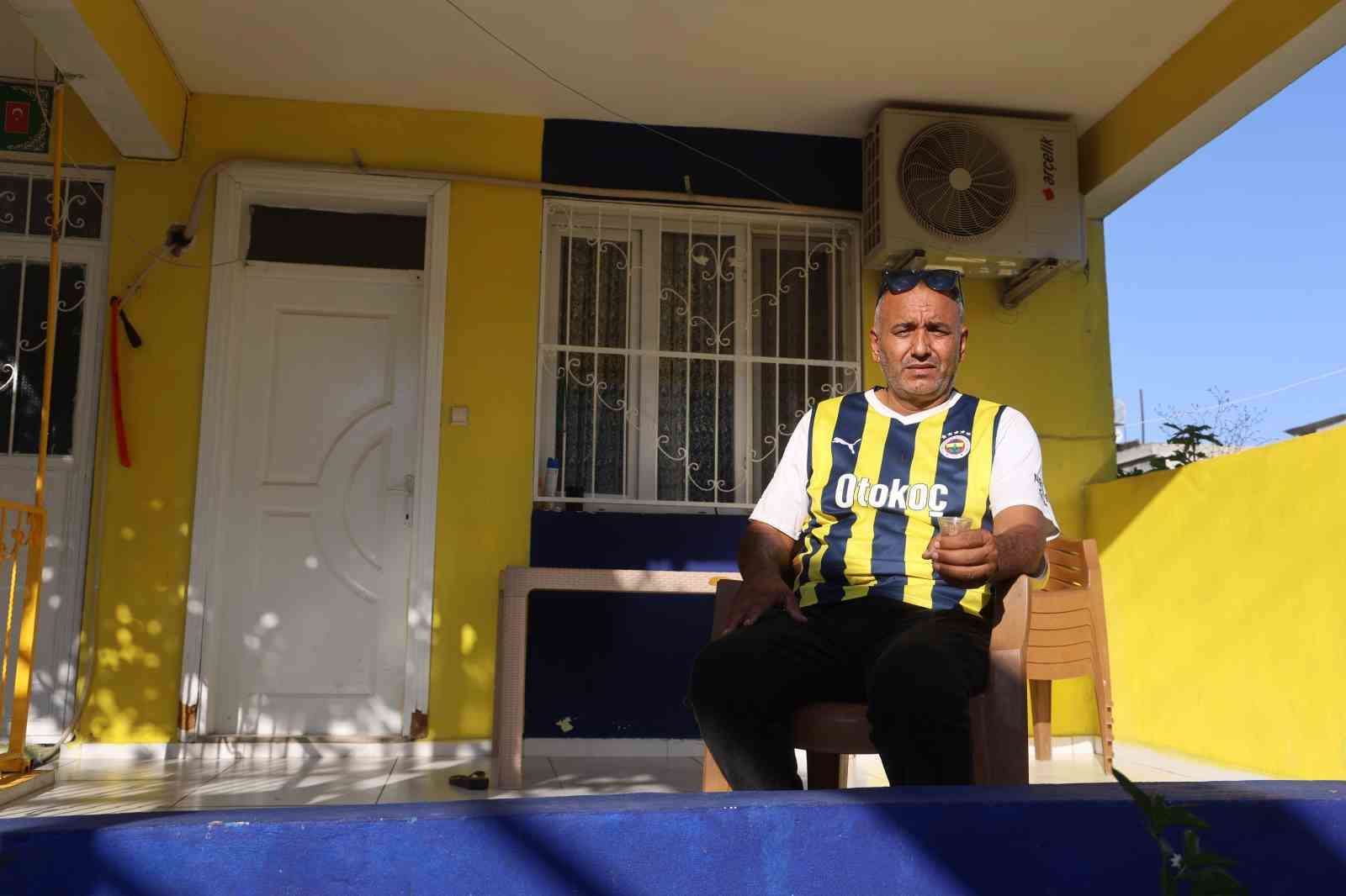 Depremde evi yıkıldı, yeni evini satın aldıktan sonra ilk işi Fenerbahçe aşkını yaşatmak oldu