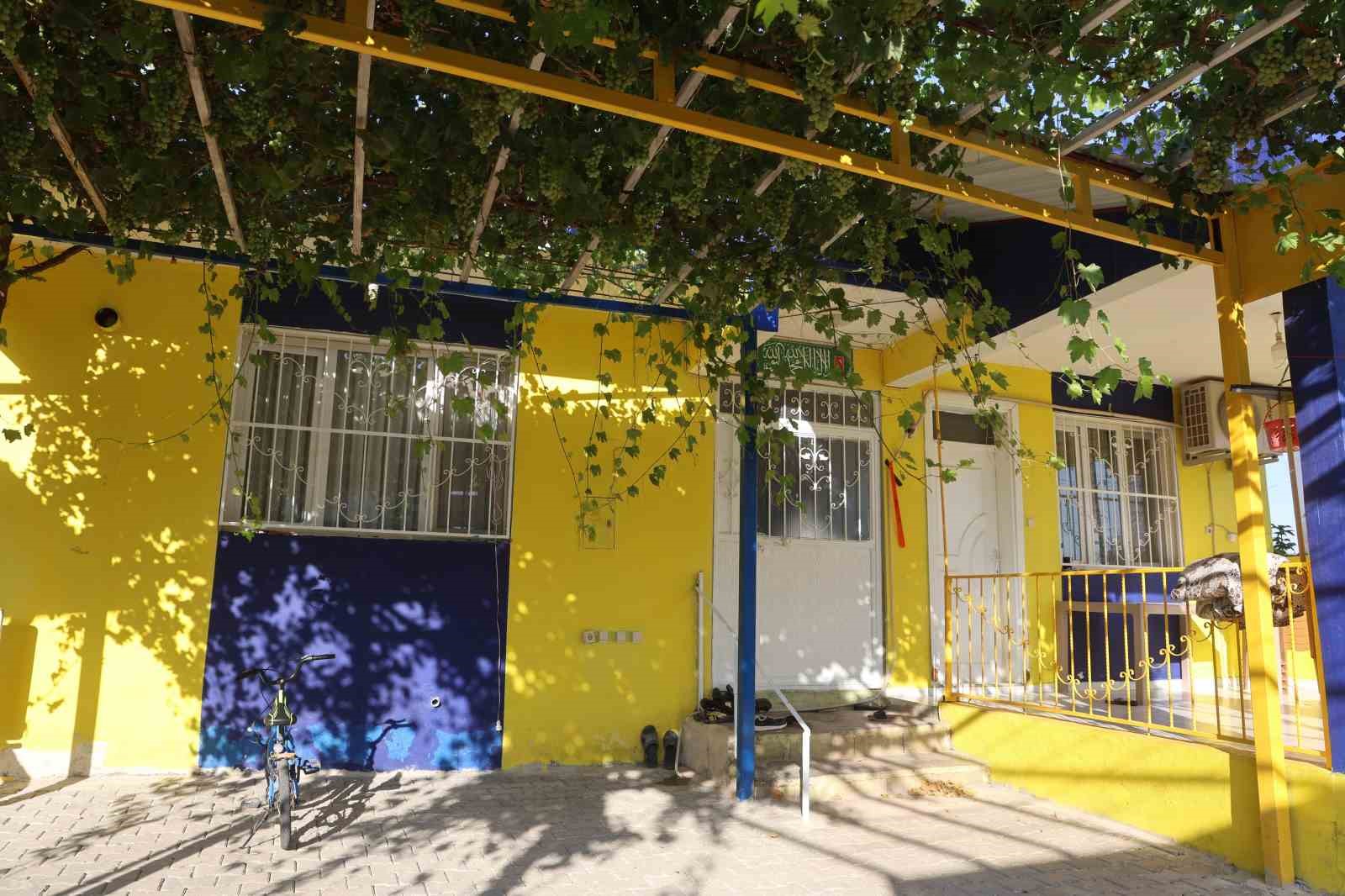Depremde evi yıkıldı, yeni evini satın aldıktan sonra ilk işi Fenerbahçe aşkını yaşatmak oldu