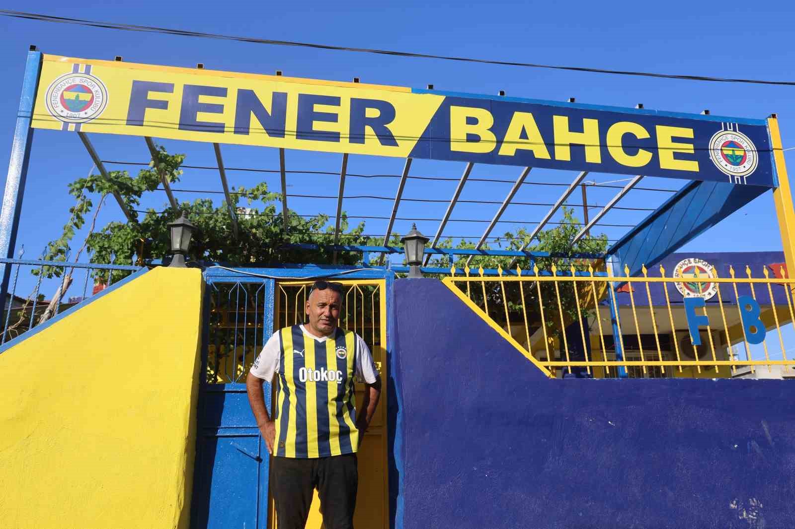 Depremde evi yıkıldı, yeni evini satın aldıktan sonra ilk işi Fenerbahçe aşkını yaşatmak oldu