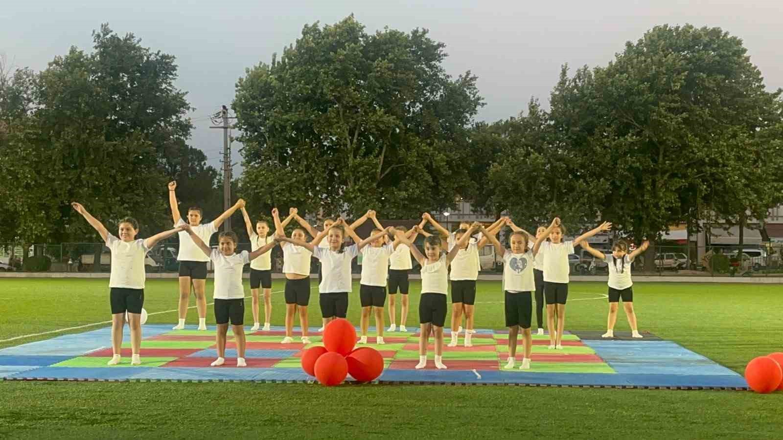 Sarıgöl’de minik cimnastikçilerden nefes kesen gösteri