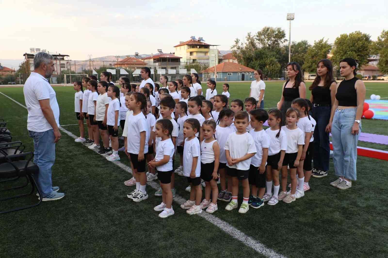 Sarıgöl’de minik cimnastikçilerden nefes kesen gösteri