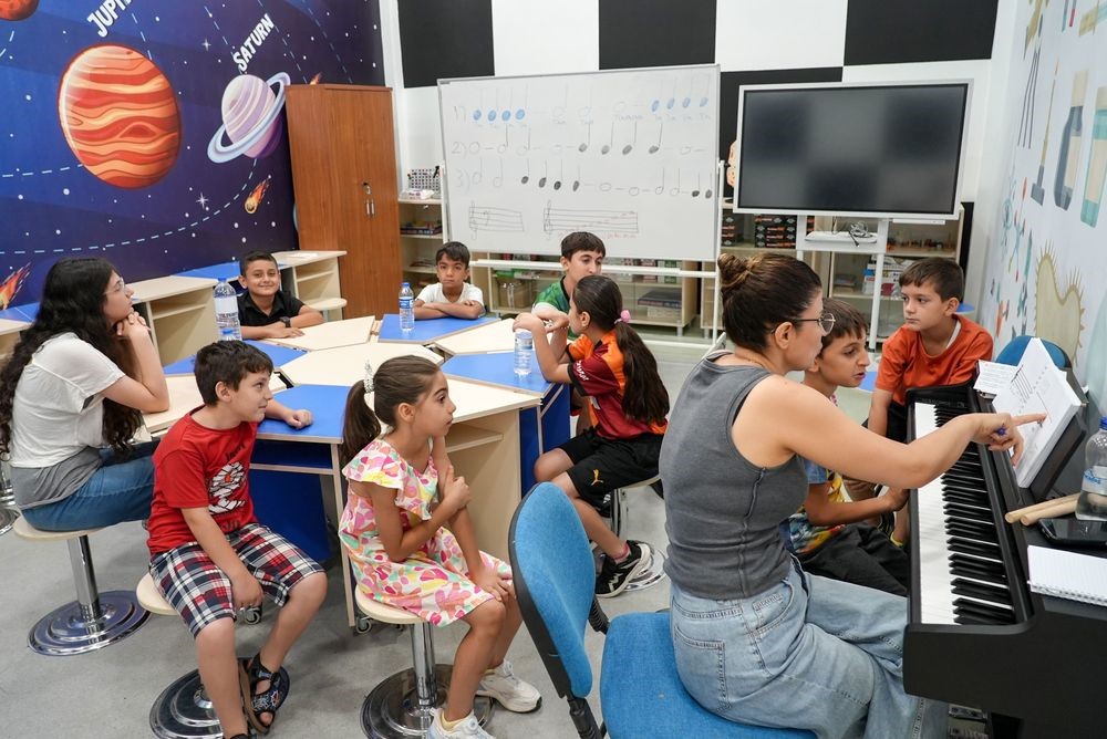 520 çocuk yazı sanat ve bilimle geçiriyor