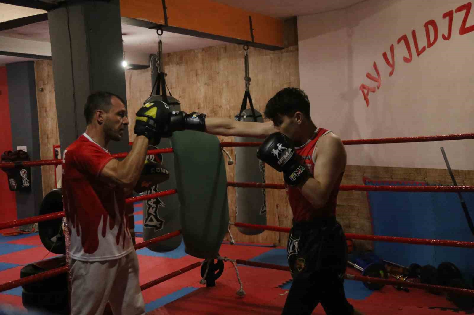 Sokaktan geçerken gördüğü spor salonu hayatını değiştirdi: Şimdi dünya şampiyonluğu peşinde