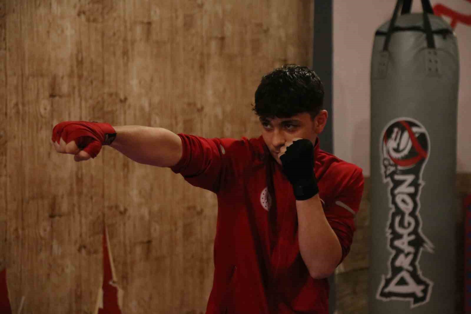 Sokaktan geçerken gördüğü spor salonu hayatını değiştirdi: Şimdi dünya şampiyonluğu peşinde