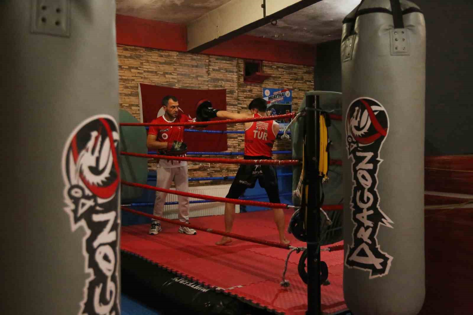 Sokaktan geçerken gördüğü spor salonu hayatını değiştirdi: Şimdi dünya şampiyonluğu peşinde