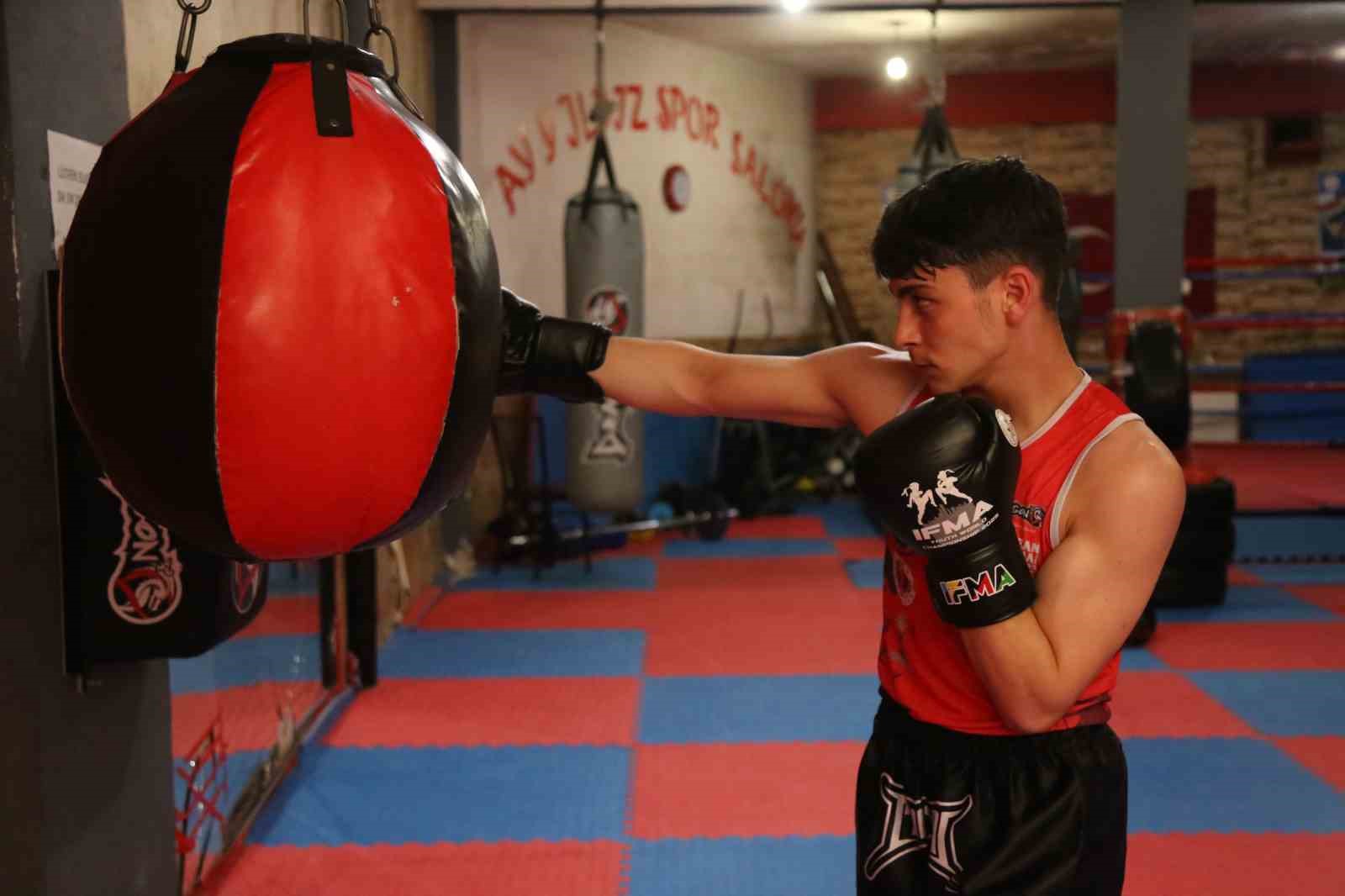 Sokaktan geçerken gördüğü spor salonu hayatını değiştirdi: Şimdi dünya şampiyonluğu peşinde