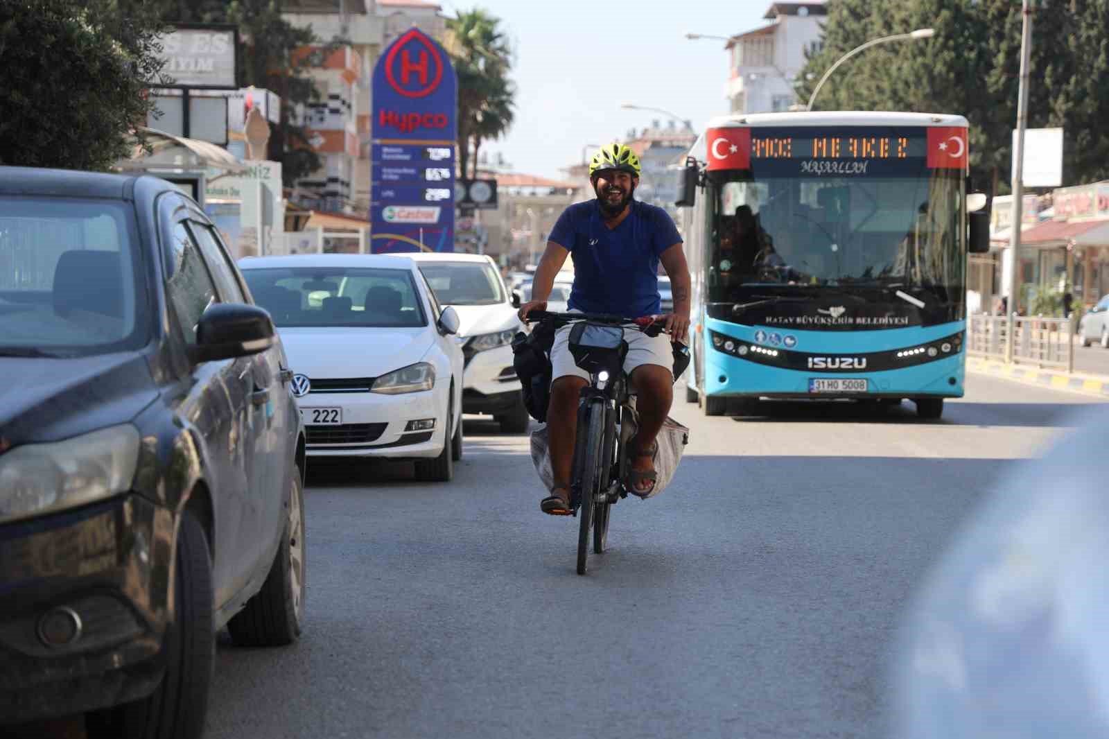 Kanserden kaybettiği annesinin umre hayalini gerçekleştirmek için yürüyerek çıktığı yola bisikletiyle devam ediyor
