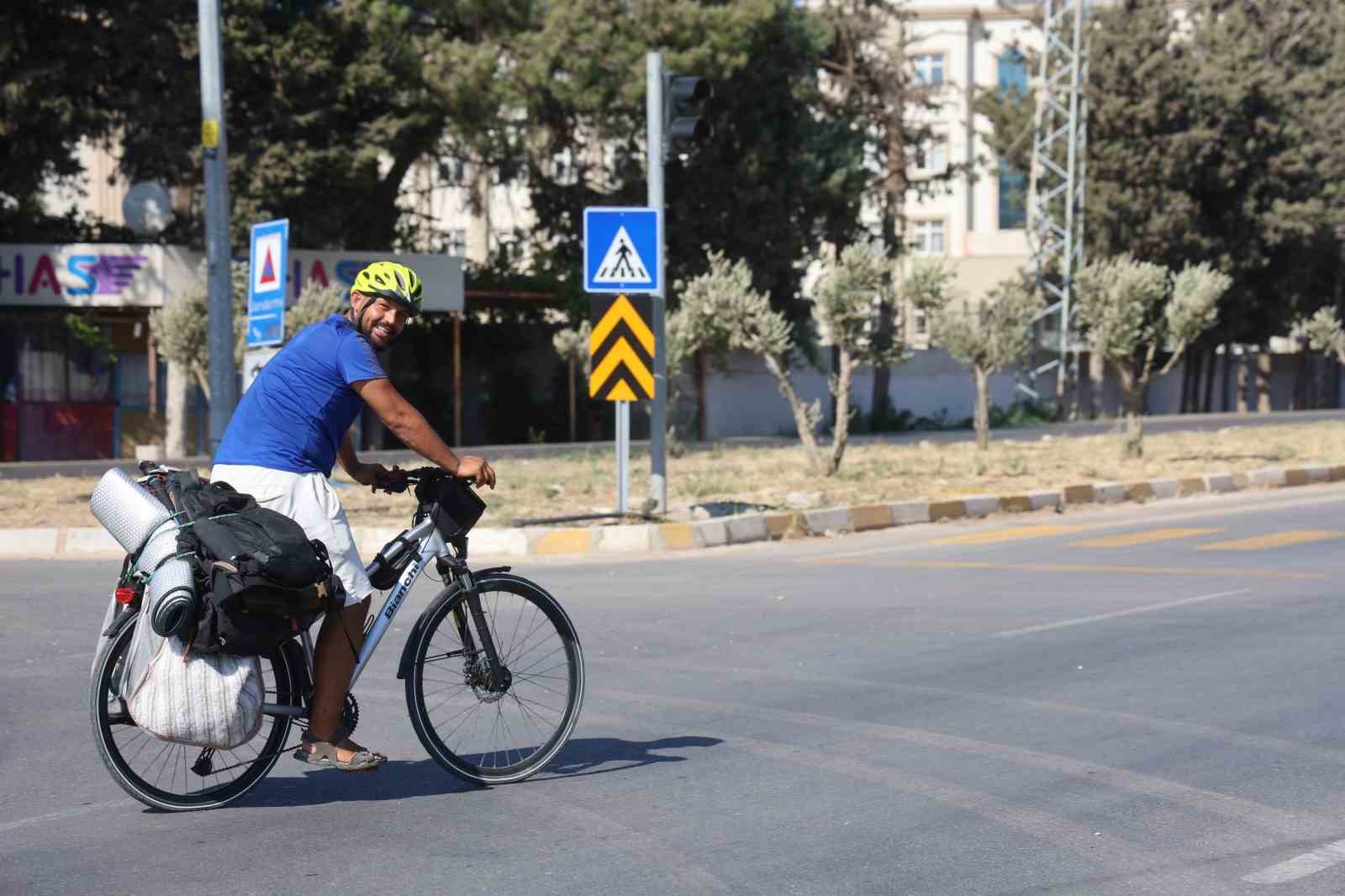 Kanserden kaybettiği annesinin umre hayalini gerçekleştirmek için yürüyerek çıktığı yola bisikletiyle devam ediyor