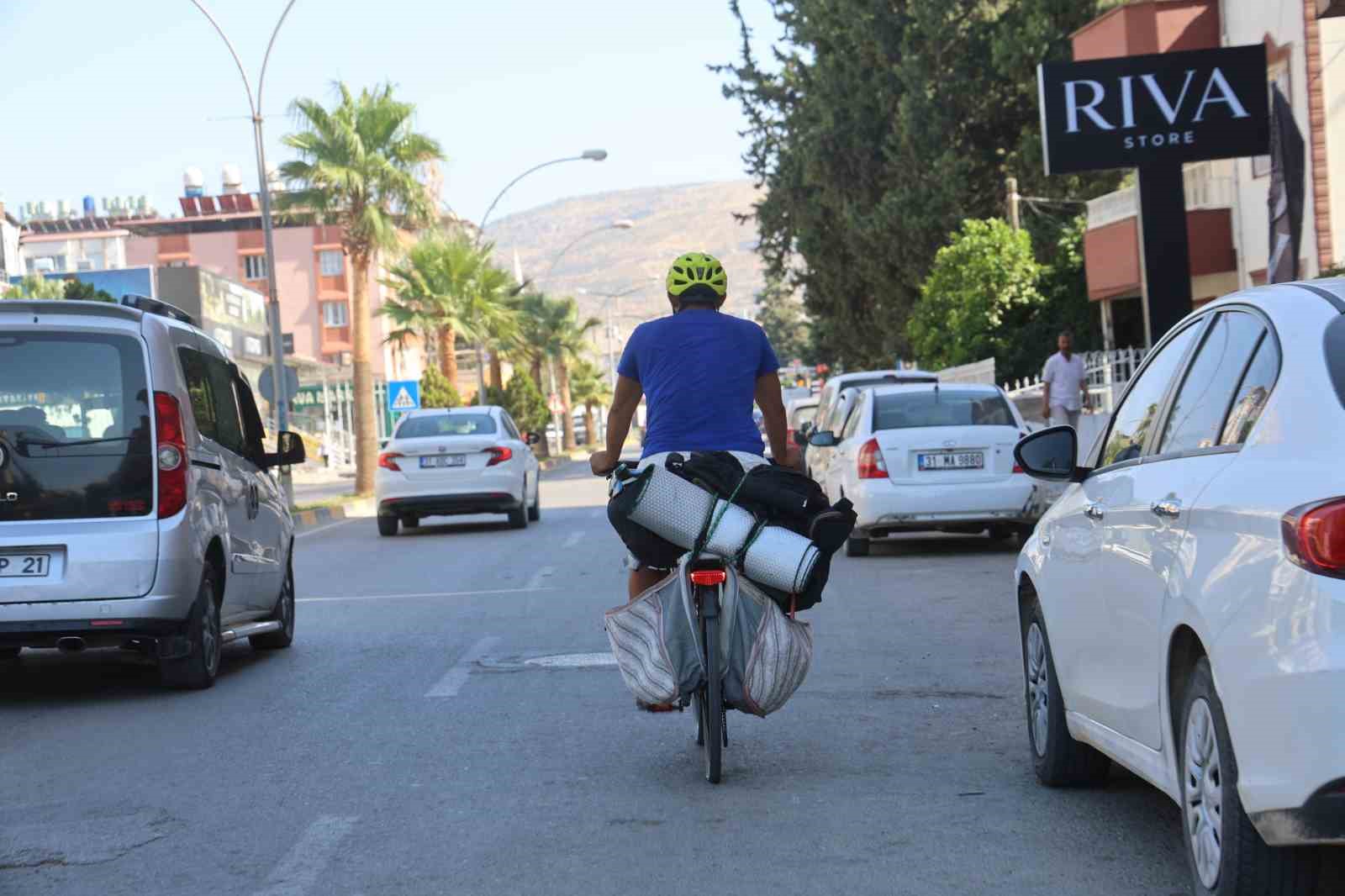 Kanserden kaybettiği annesinin umre hayalini gerçekleştirmek için yürüyerek çıktığı yola bisikletiyle devam ediyor