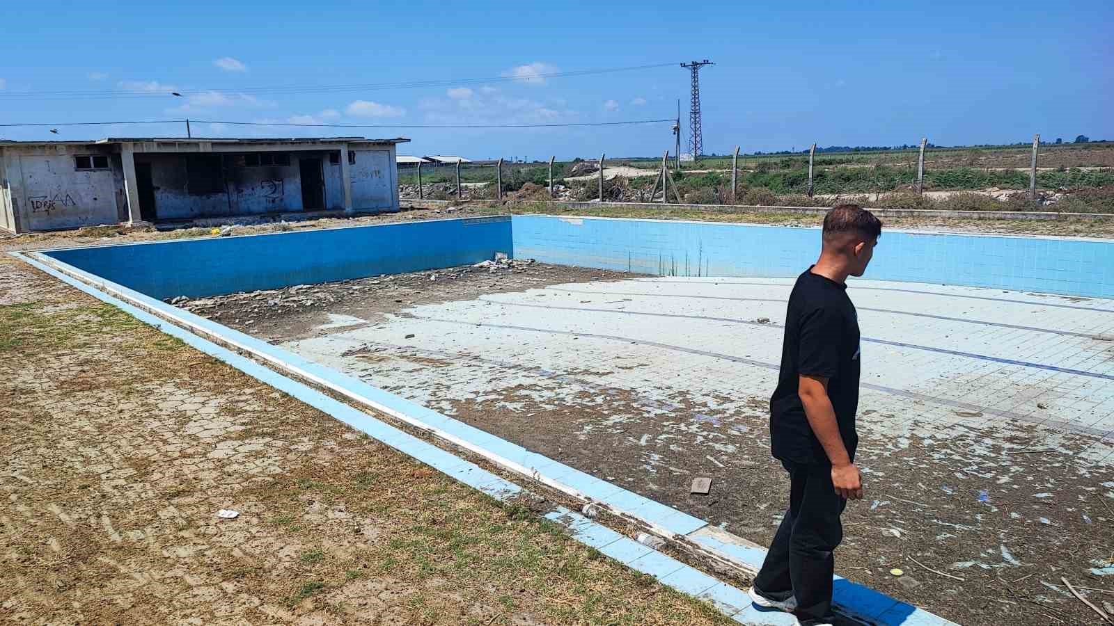 Havuz çürümeye terk edildi, çocuklar kanallarda boğuluyor