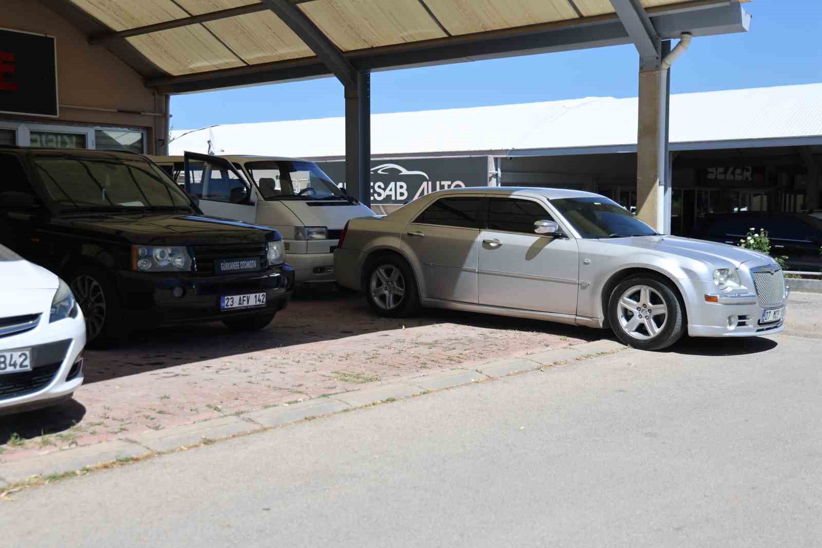 Elazığ Galericiler Sitesi Başkanı Yıldırım: "Eskiden araçlar ticari amaçla alınırdı şimdi ise ihtiyaçtan dolayı alınıyor"
