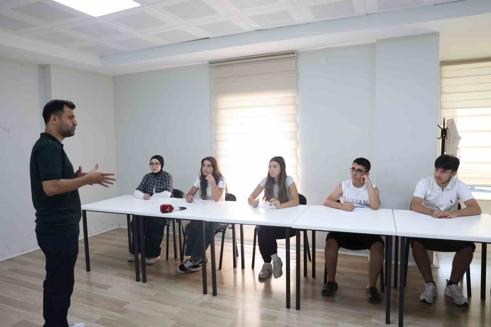 Osmangazi’den gençlerin geleceğine ücretsiz eğitim desteği