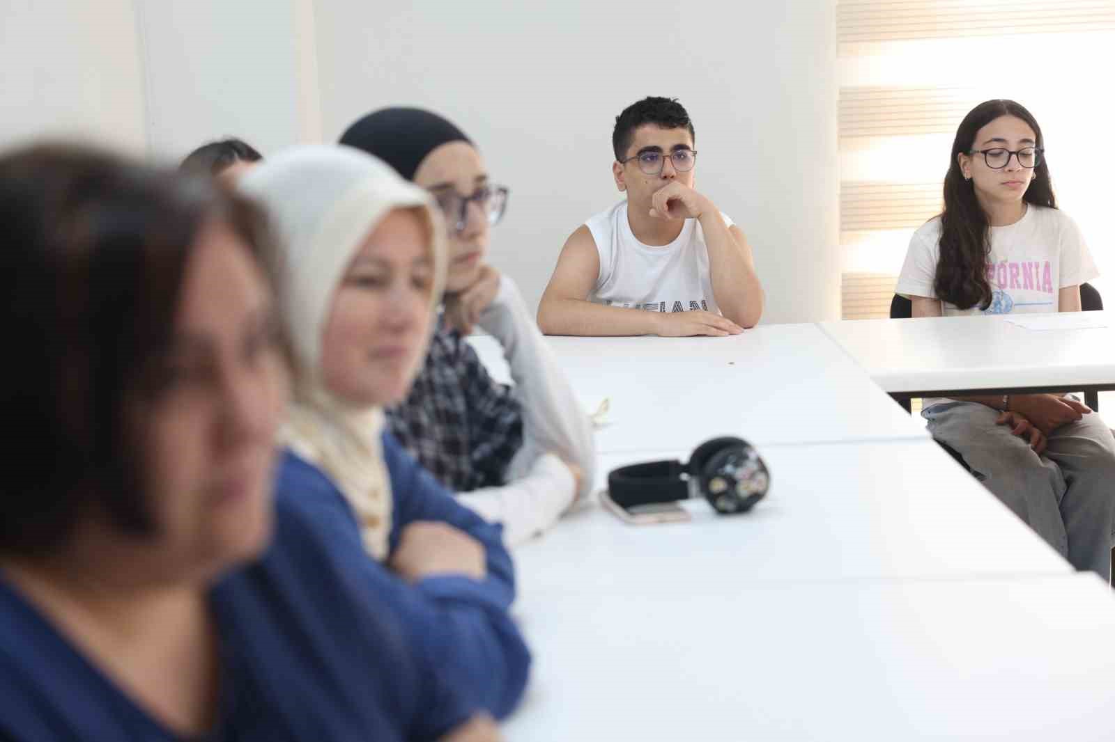 Osmangazi’den gençlerin geleceğine ücretsiz eğitim desteği
