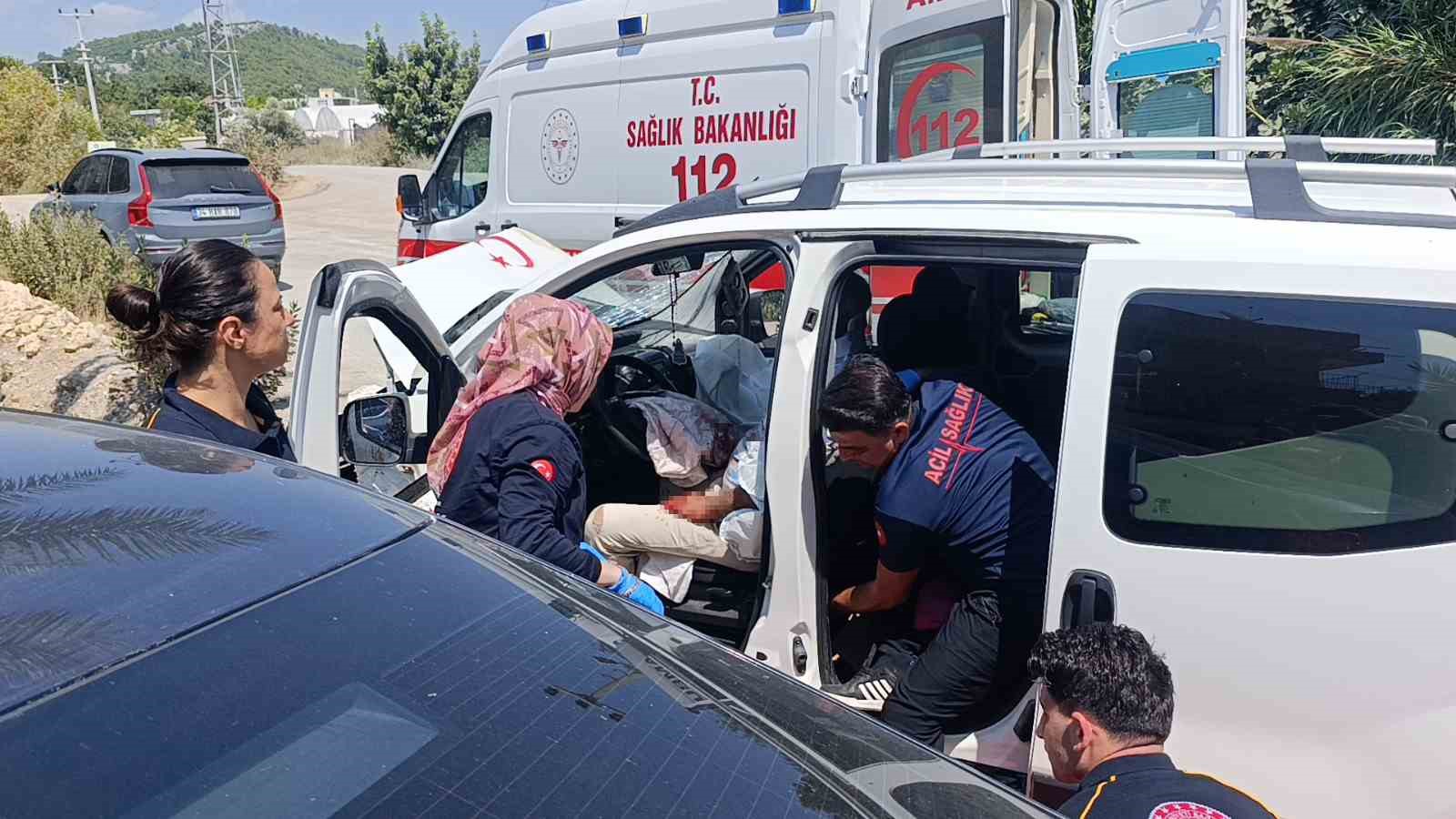 Otomobil ile hafif ticari araç kafa kafaya çarpıştı: 1 yaralı