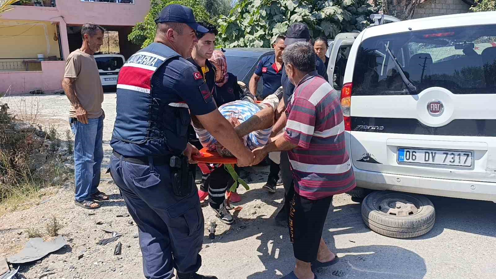 Otomobil ile hafif ticari araç kafa kafaya çarpıştı: 1 yaralı