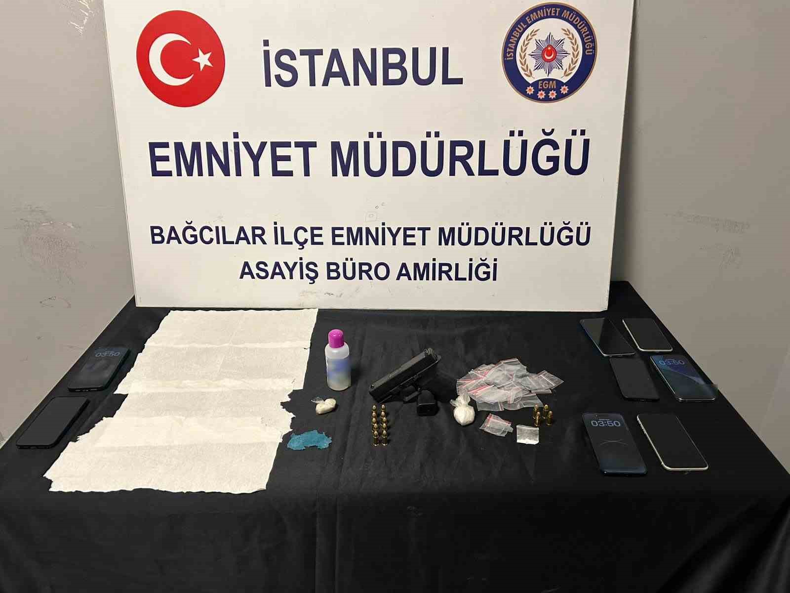 Bağcılar’da bir evde uyuşturucu madde bulunduran ve aranması bulunan 5 şüpheli tutuklandı