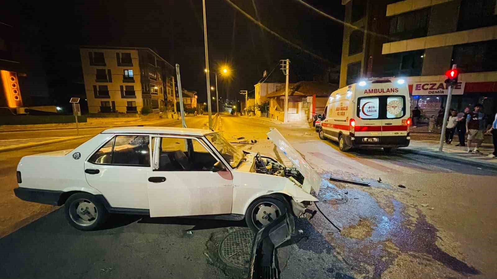 Karaman’da iki otomobilin çarpıştığı kaza ucuz atlatıldı