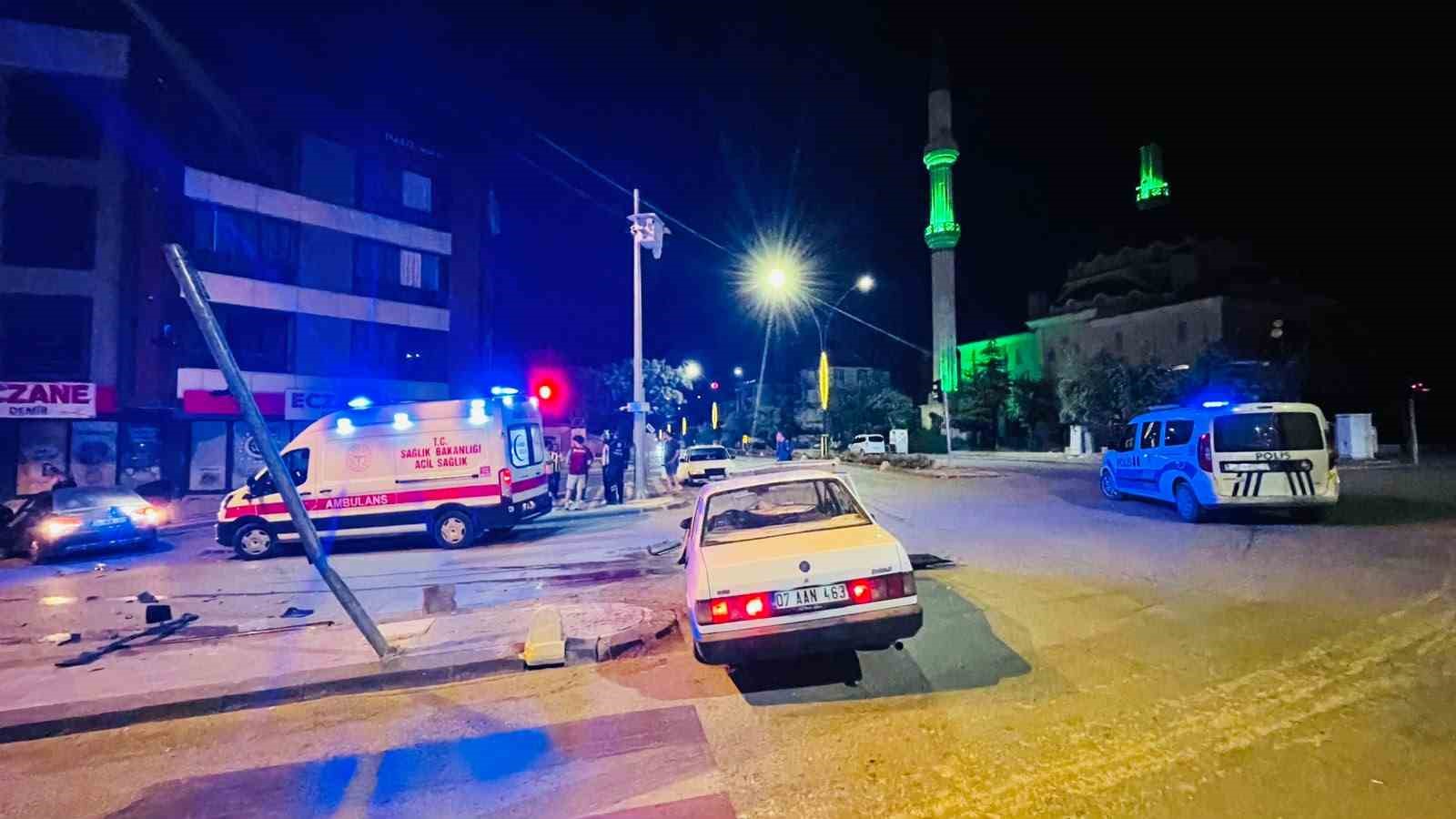 Karaman’da iki otomobilin çarpıştığı kaza ucuz atlatıldı