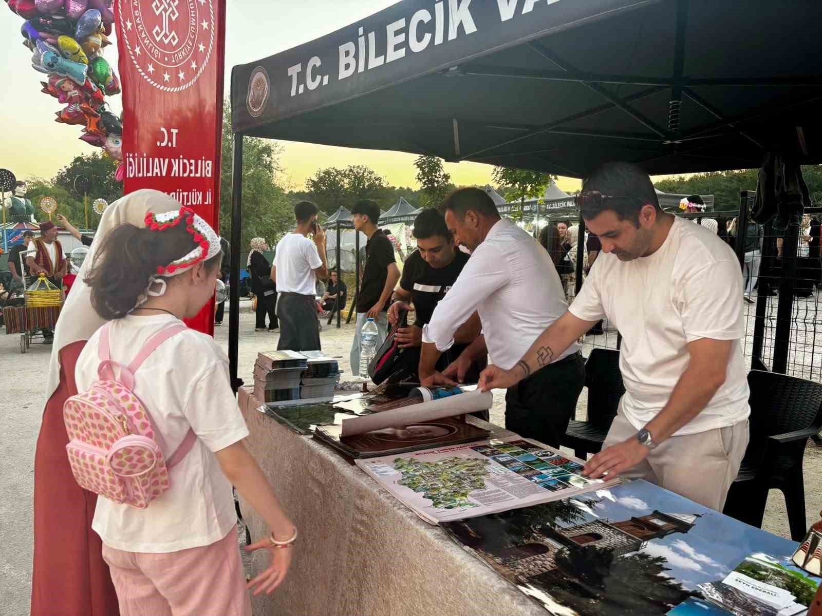 Çocuklar gezici kütüphanede kitap okudu