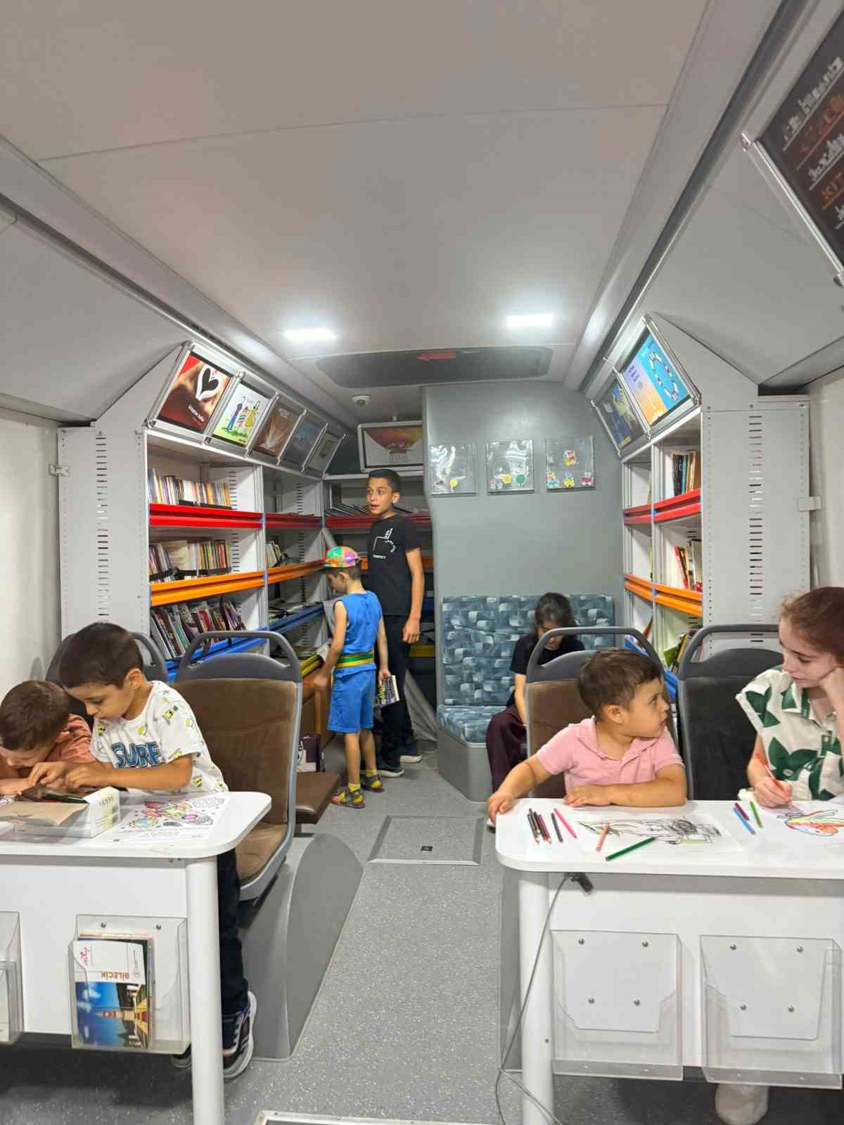 Çocuklar gezici kütüphanede kitap okudu