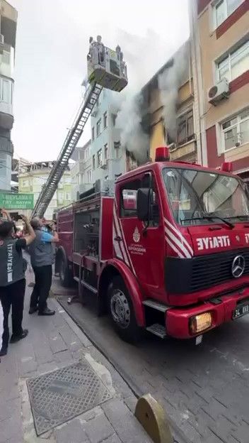 Fatih’te 2 katlı binada çıkan yangında mahsur kalan 4 kişi kurtarıldı