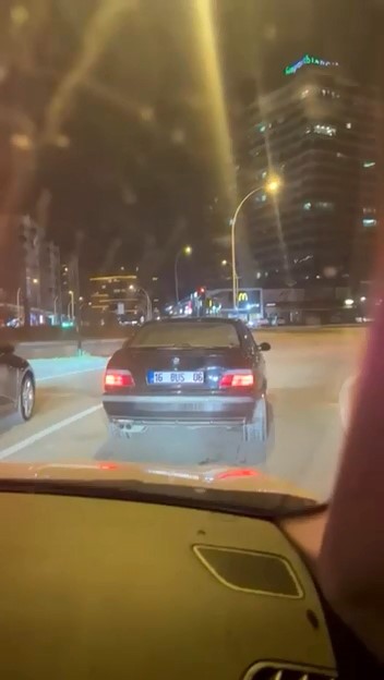 Drift atarken kazadan kıl payı kurtuldu