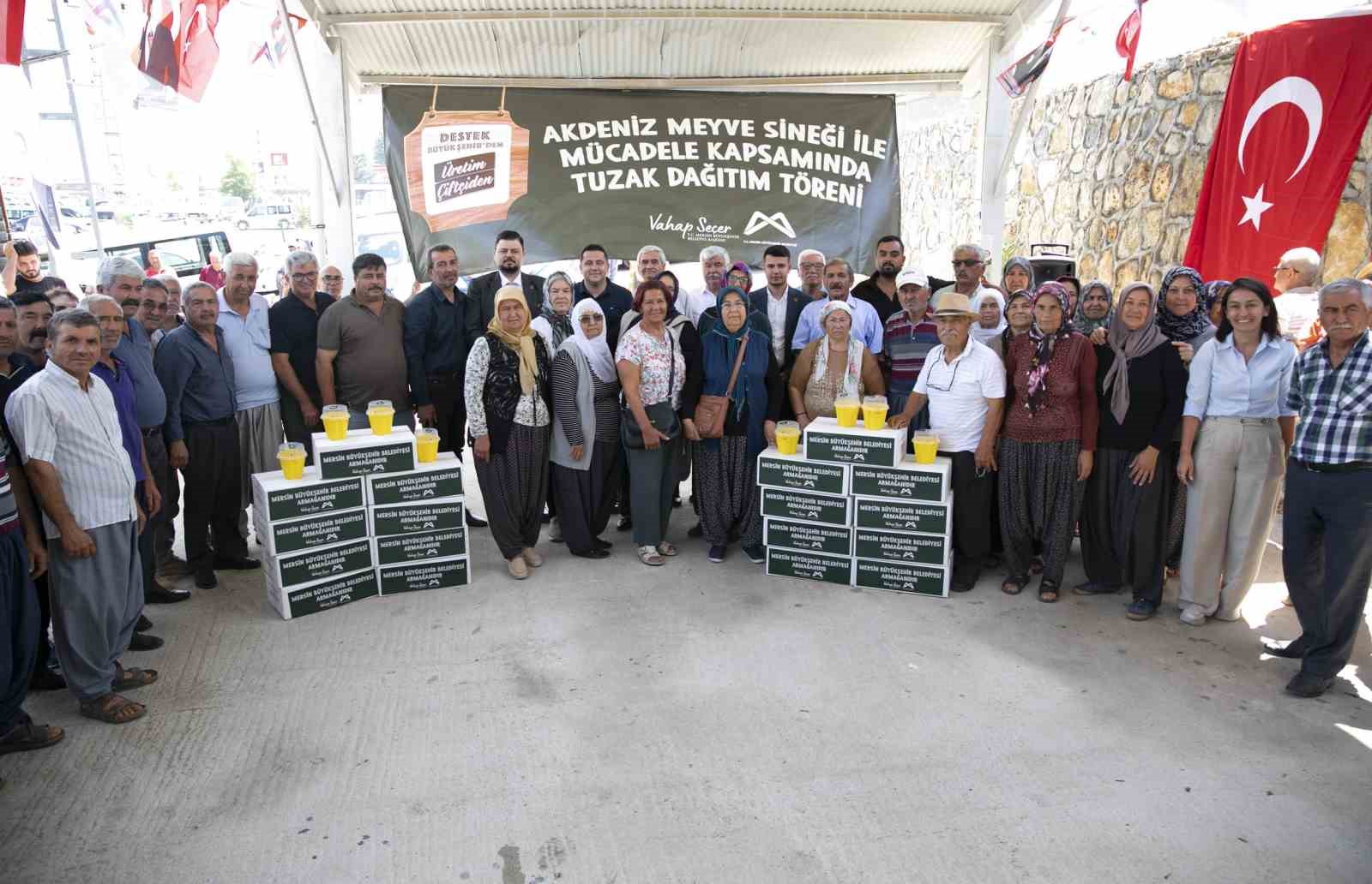 Mersin’de Akdeniz Meyve Sineğine karşı feromon tuzağı desteği