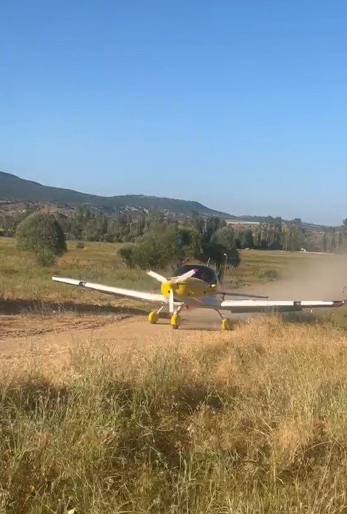 Hava taksiyle köyüne uçtu, tarlaya indi