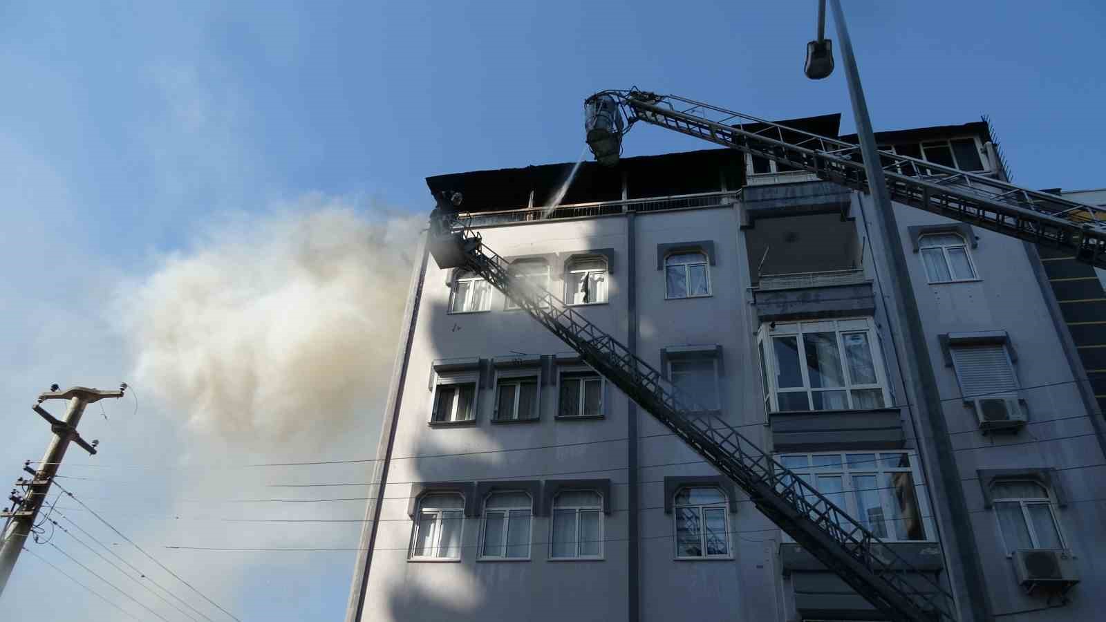 Antalya’da 5 katlı binanın terasındaki yangında can pazarı
