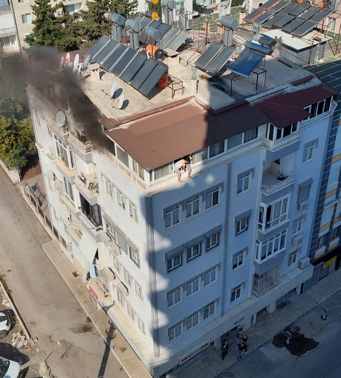 Antalya’da 5 katlı binanın terasındaki yangında can pazarı