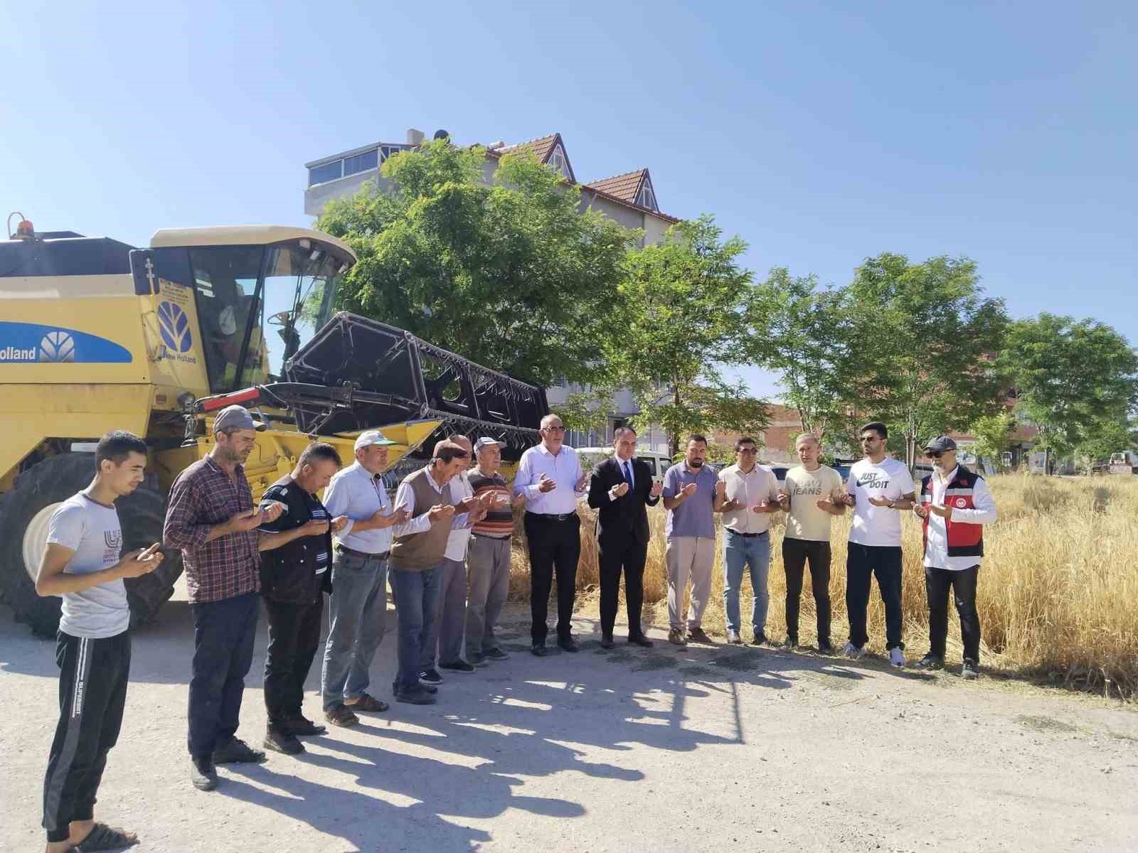 Aslanapa’da hububat hasadı dualarla başladı