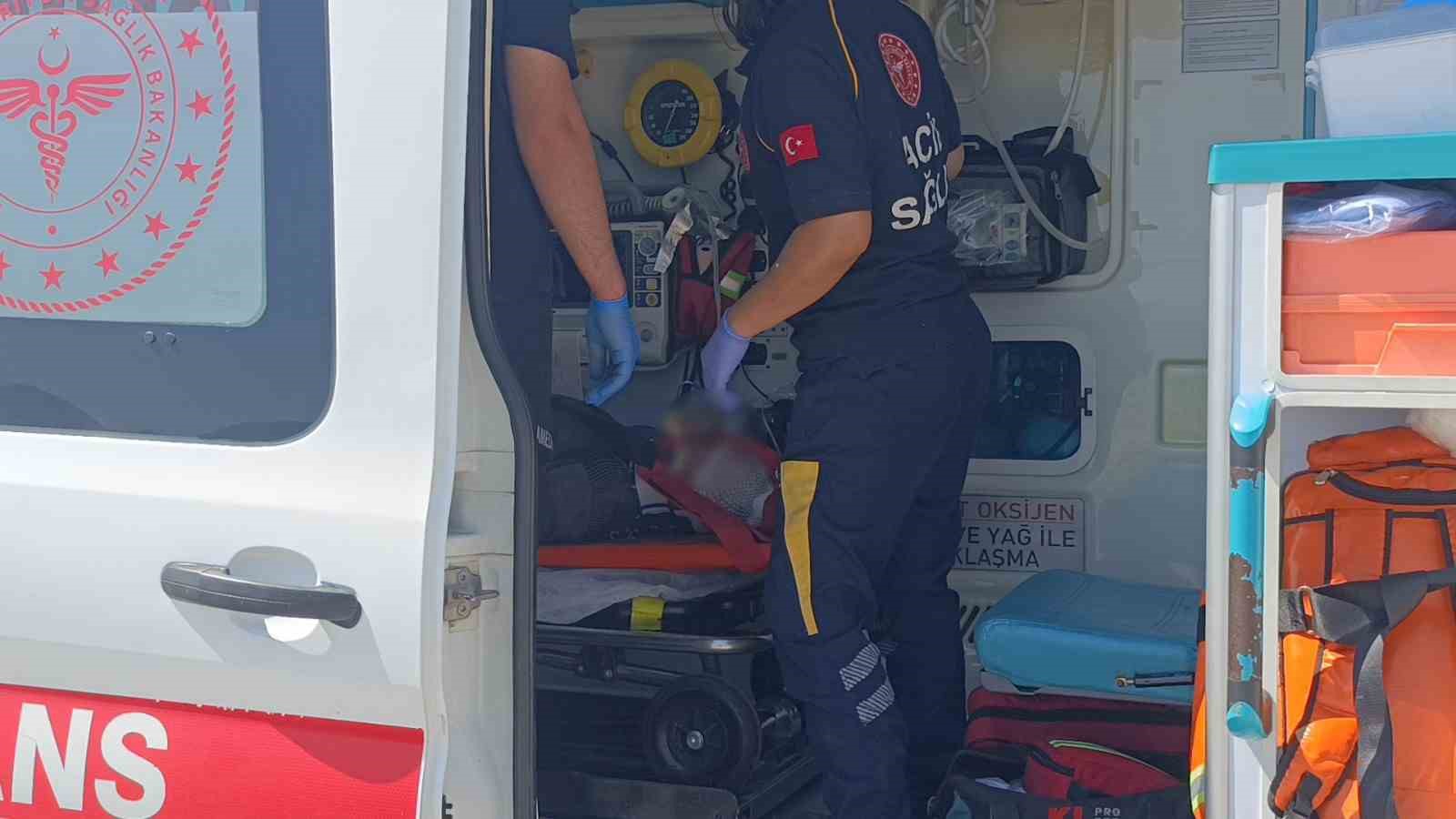 5 metreden şarampole yuvarlanan otomobildeki 2 kişi yaralandı