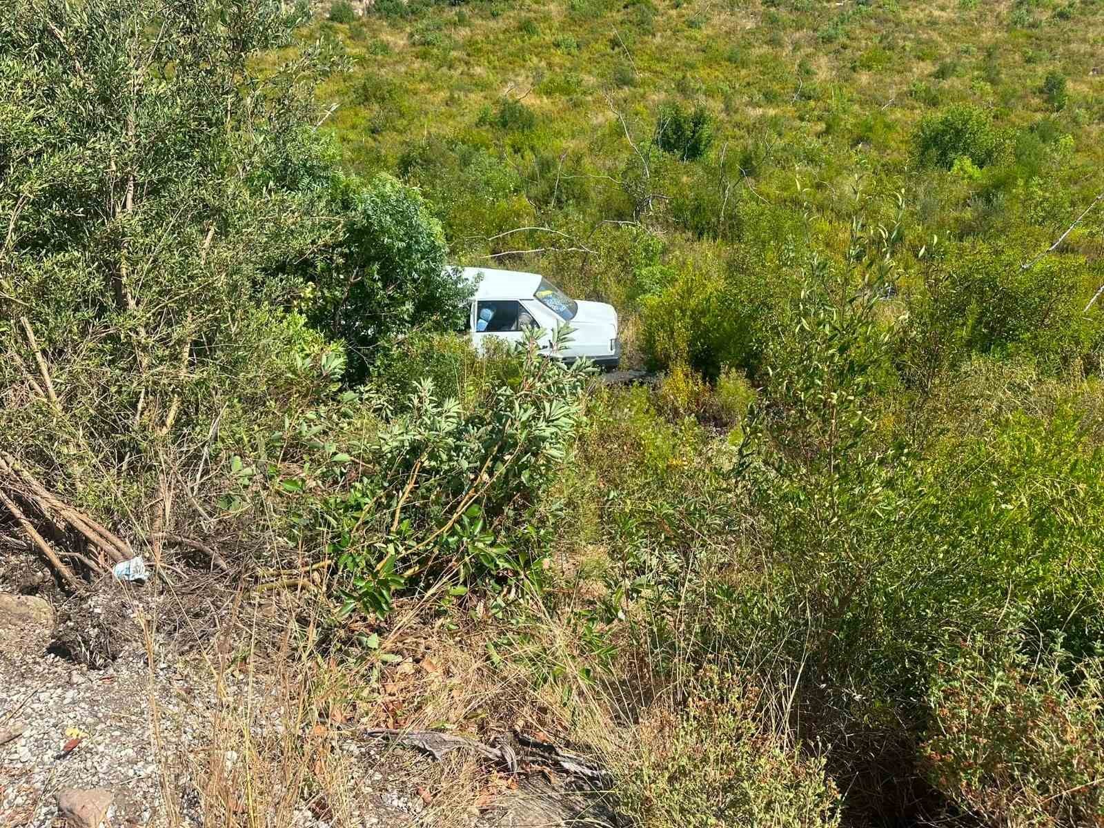 5 metreden şarampole yuvarlanan otomobildeki 2 kişi yaralandı
