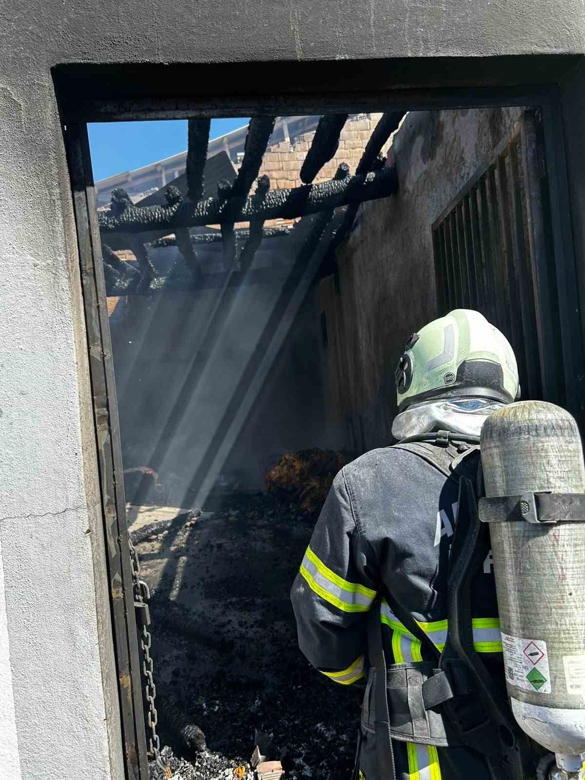 Ambar ve çatı yangını korkuttu