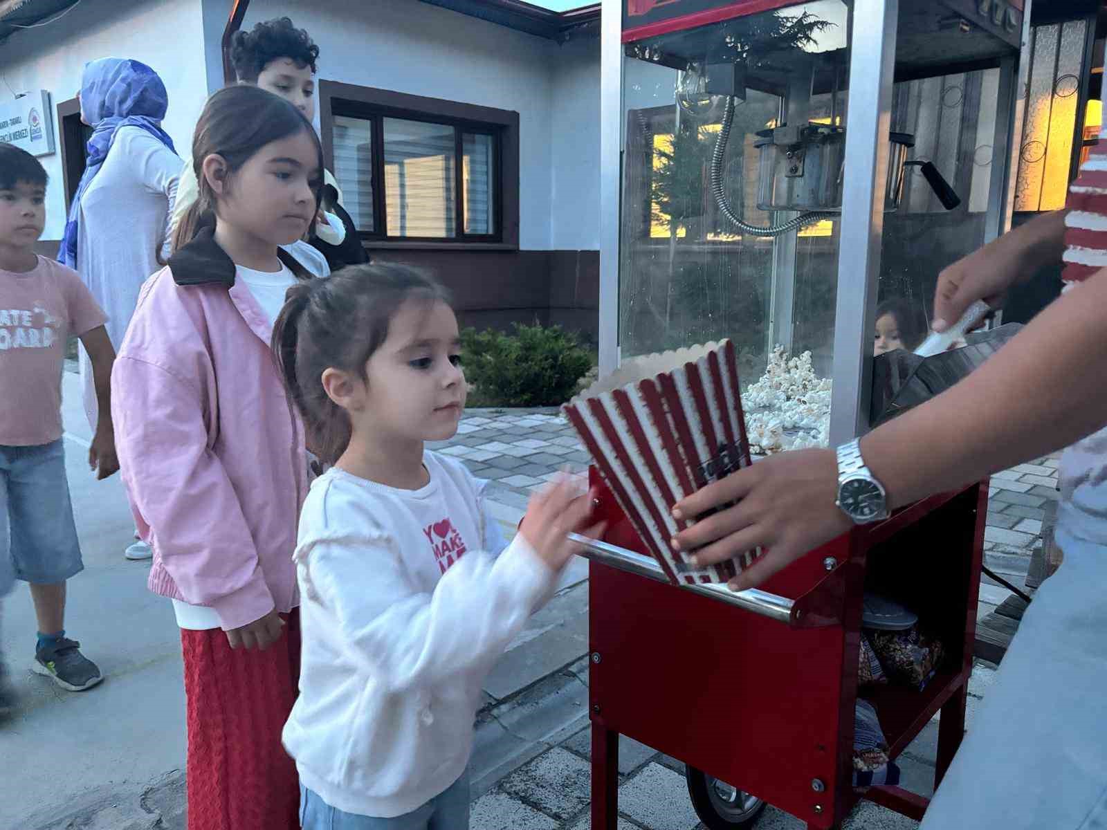 Sakarya’da açık hava sineması keyfi ilçe ilçe devam ediyor