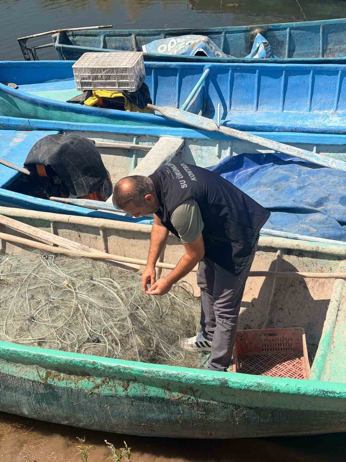Beyşehir Gölü’nde ağlar ve balık boyları mercek altında
