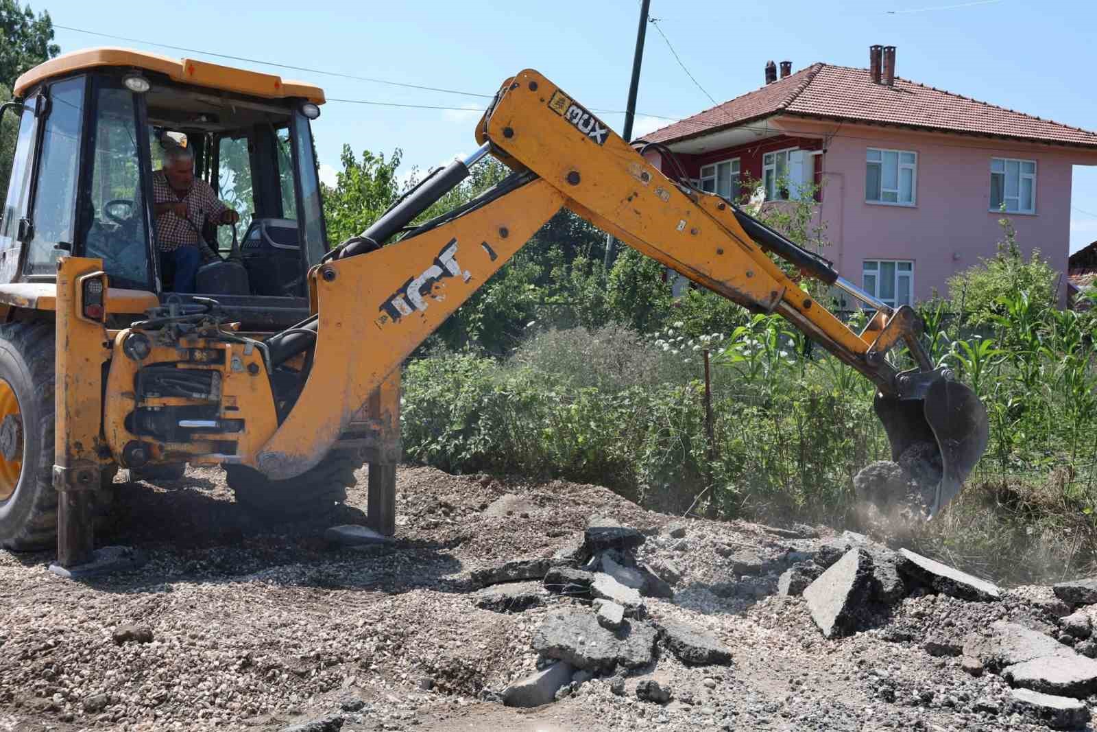 Erenler’de kırsal mahallelerde üstyapı ve yol çalışmaları sürüyor