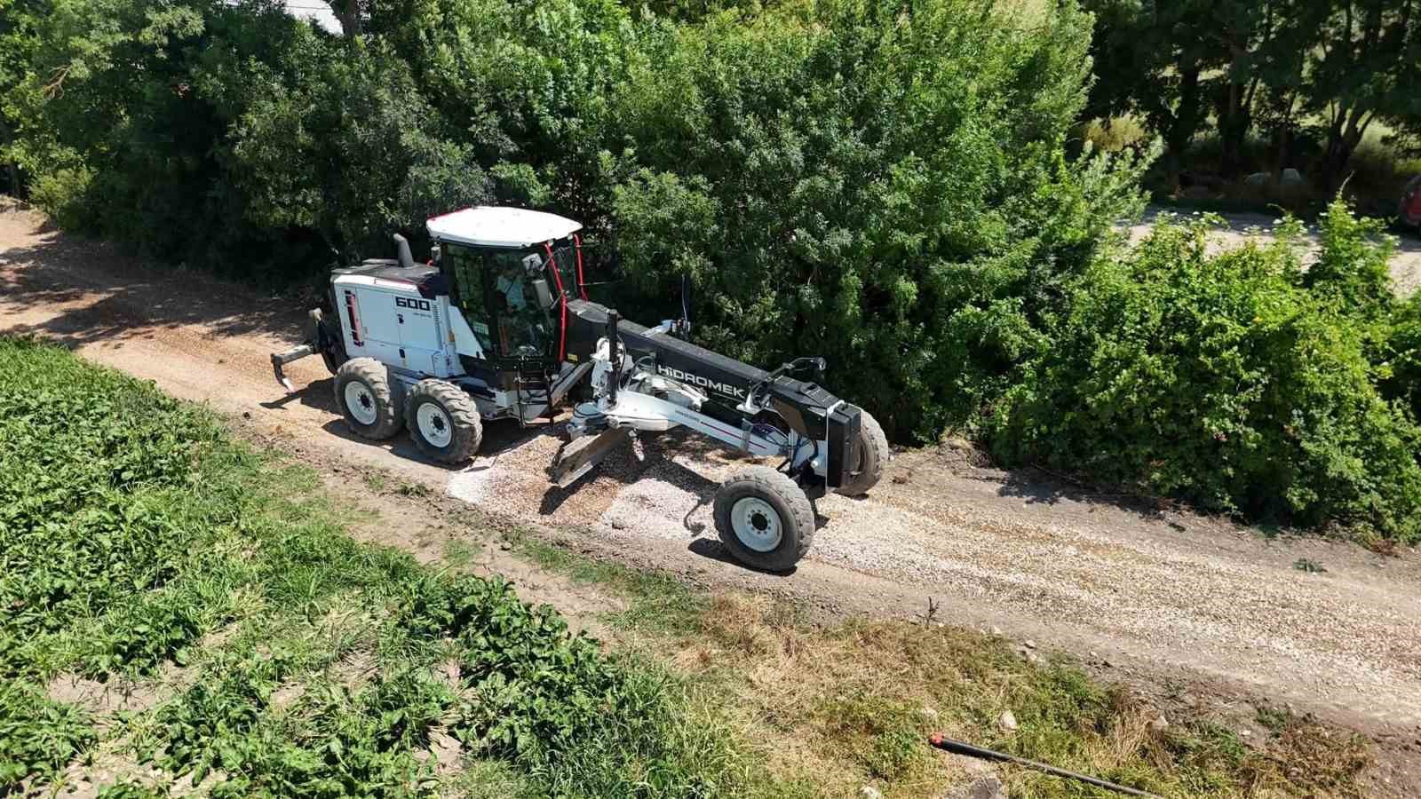 Erenler’de kırsal mahallelerde üstyapı ve yol çalışmaları sürüyor