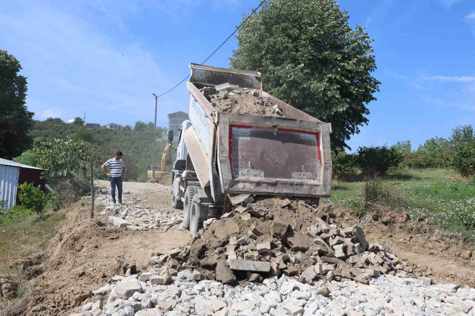Erenler’de kırsal mahallelerde üstyapı ve yol çalışmaları sürüyor
