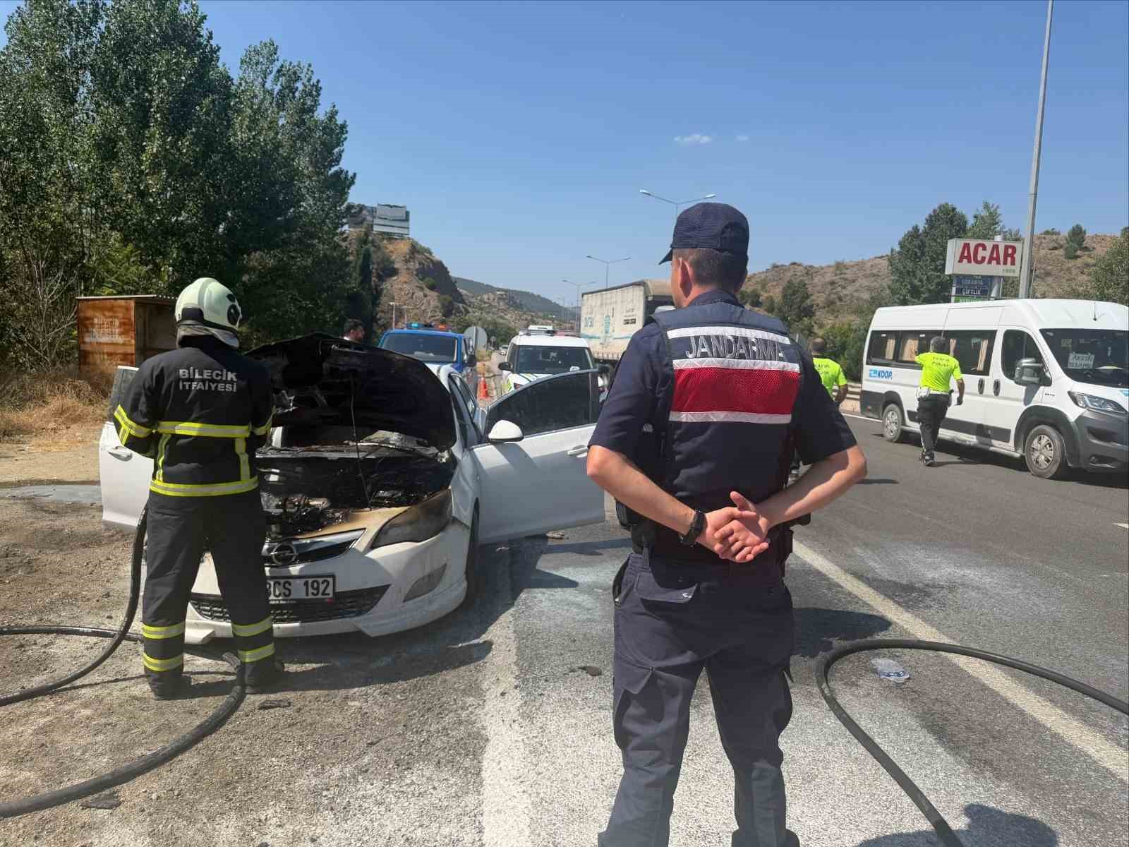 Seyir halindeki otomobil bir anda alev aldı
