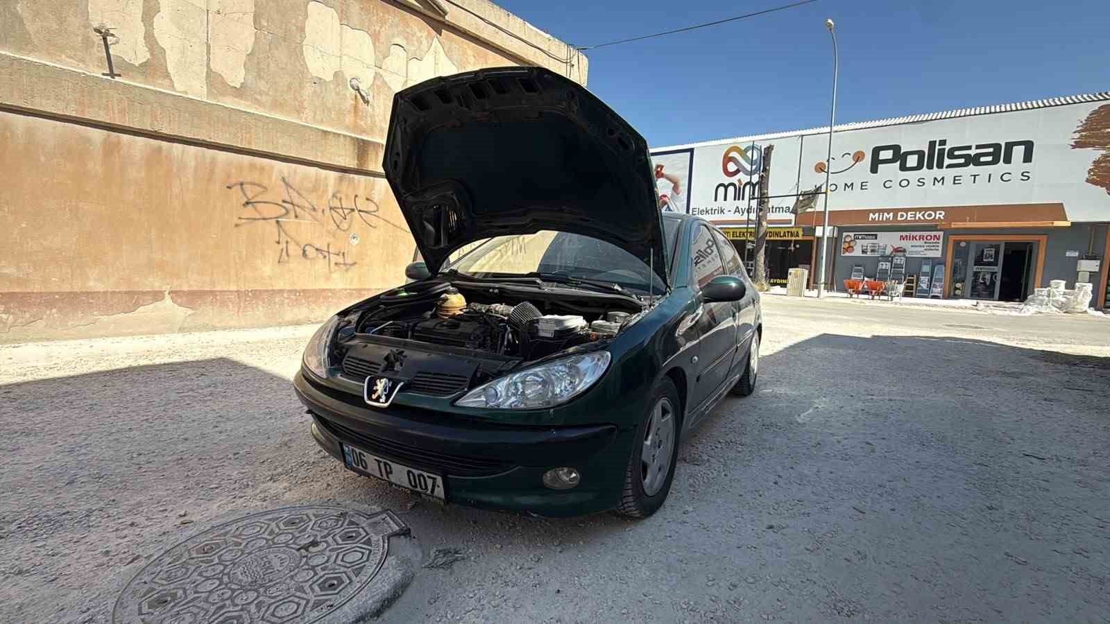 Rögar kapağı nedeniyle alın teriyle aldığı aracının airbagleri patladı