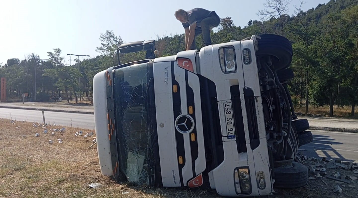 Amasya’da elektronik eşya yüklü tır devrildi