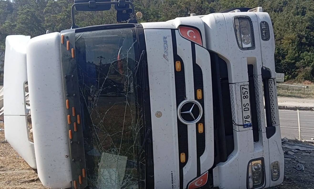 Amasya’da elektronik eşya yüklü tır devrildi