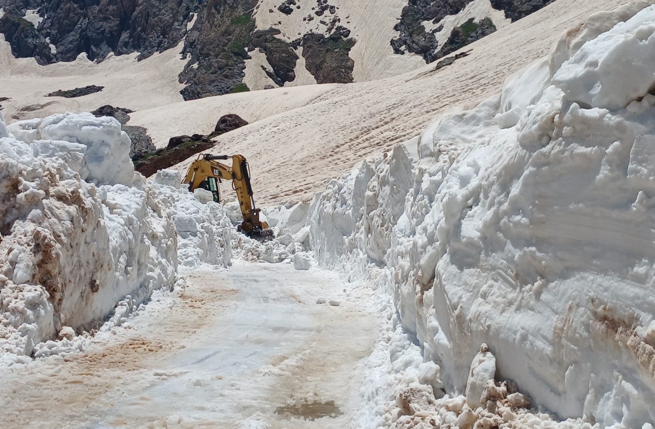 Yüksekova’da temmuz ayına rağmen 5 metrelik kar tünellerinde çalışma